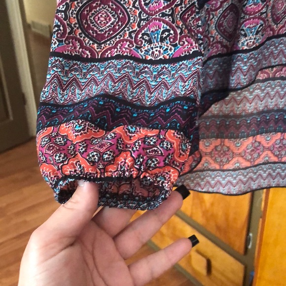 A colorful fun and flirty top - Picture 3 of 6